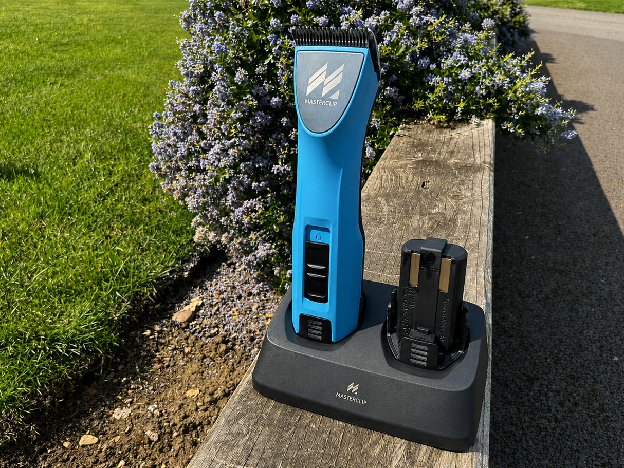 Cordless MAX A5 Dog Clippers with Number 10 Blade & 2 Bateries - Premium All-Day Professional Cordless Clipper