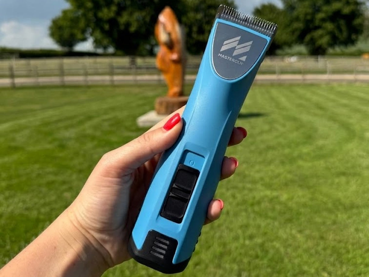 Cordless MAX A5 Dog Clippers with Number 10 Blade & 2 Bateries - Premium All-Day Professional Cordless Clipper