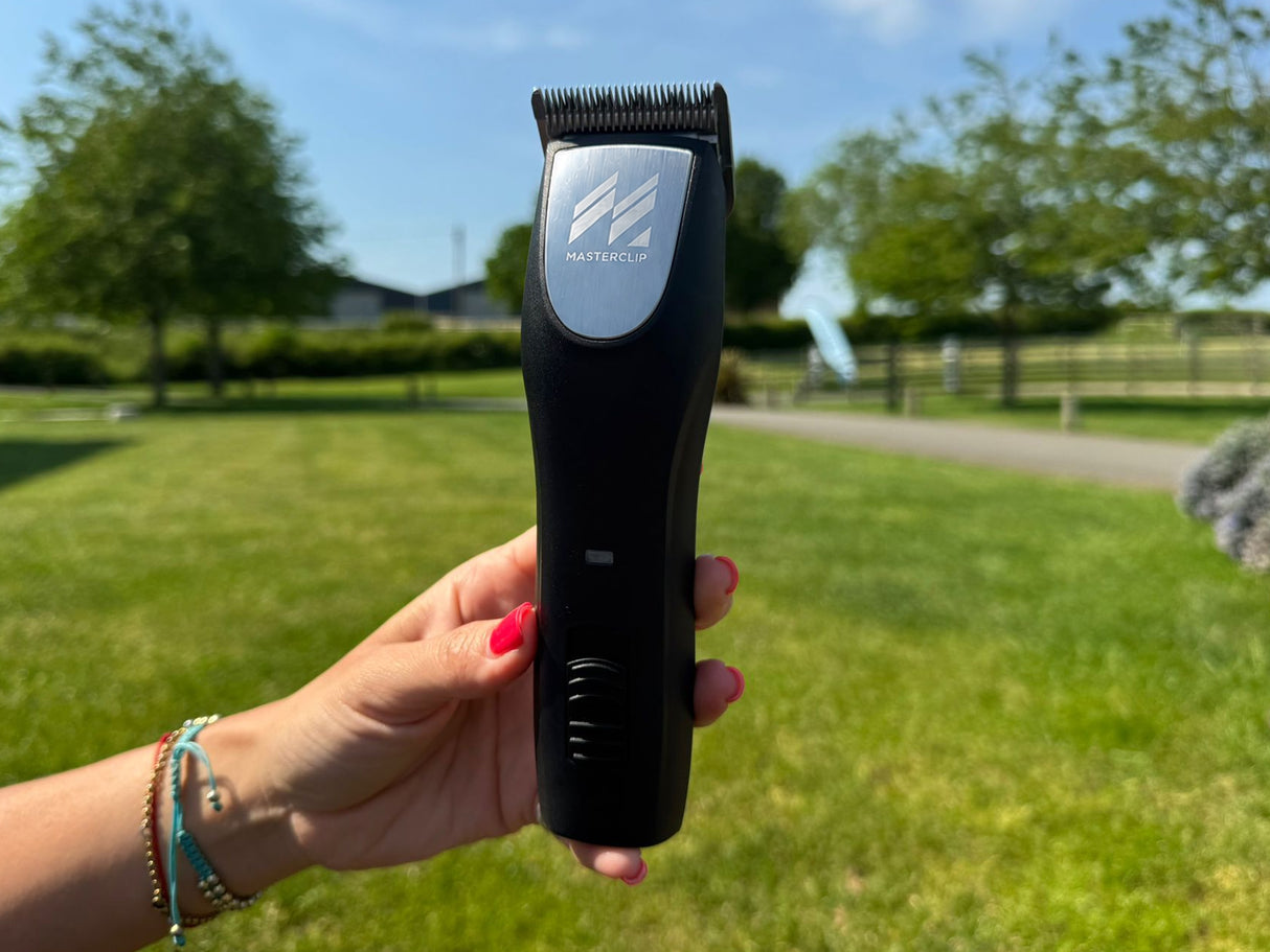 Cordless PRO A5 Dog Clipper with Number 10 Blade, 4 Metal Comb Guides & 2 Batteries - Powerful Everyday Professional Clipper